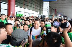 海港重伤倒地，国安全队围拢祈祷，场面感人